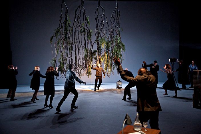 Demarcy-Mota: surreal staging elements