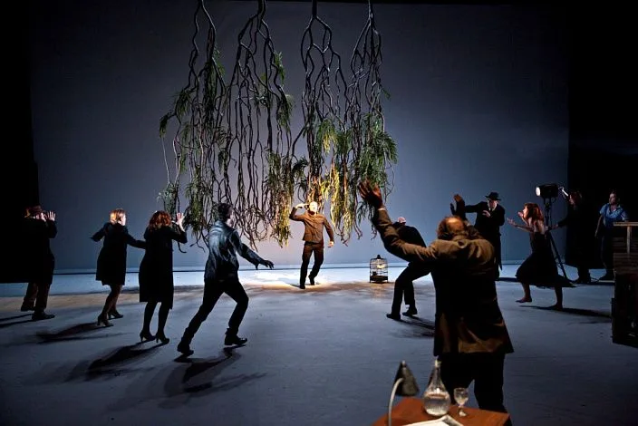 Demarcy-Mota: surreal staging elements